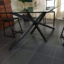 table en metal et verre